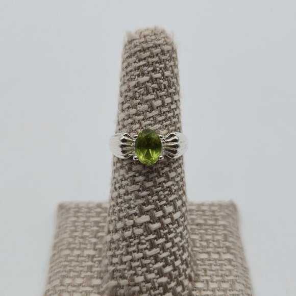 Size 6 Sterling Silver Unique Style Peridot Gemstone Ring A3888 - Picture 1 of 9